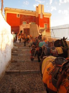 Santorini, Going up & down in Fira